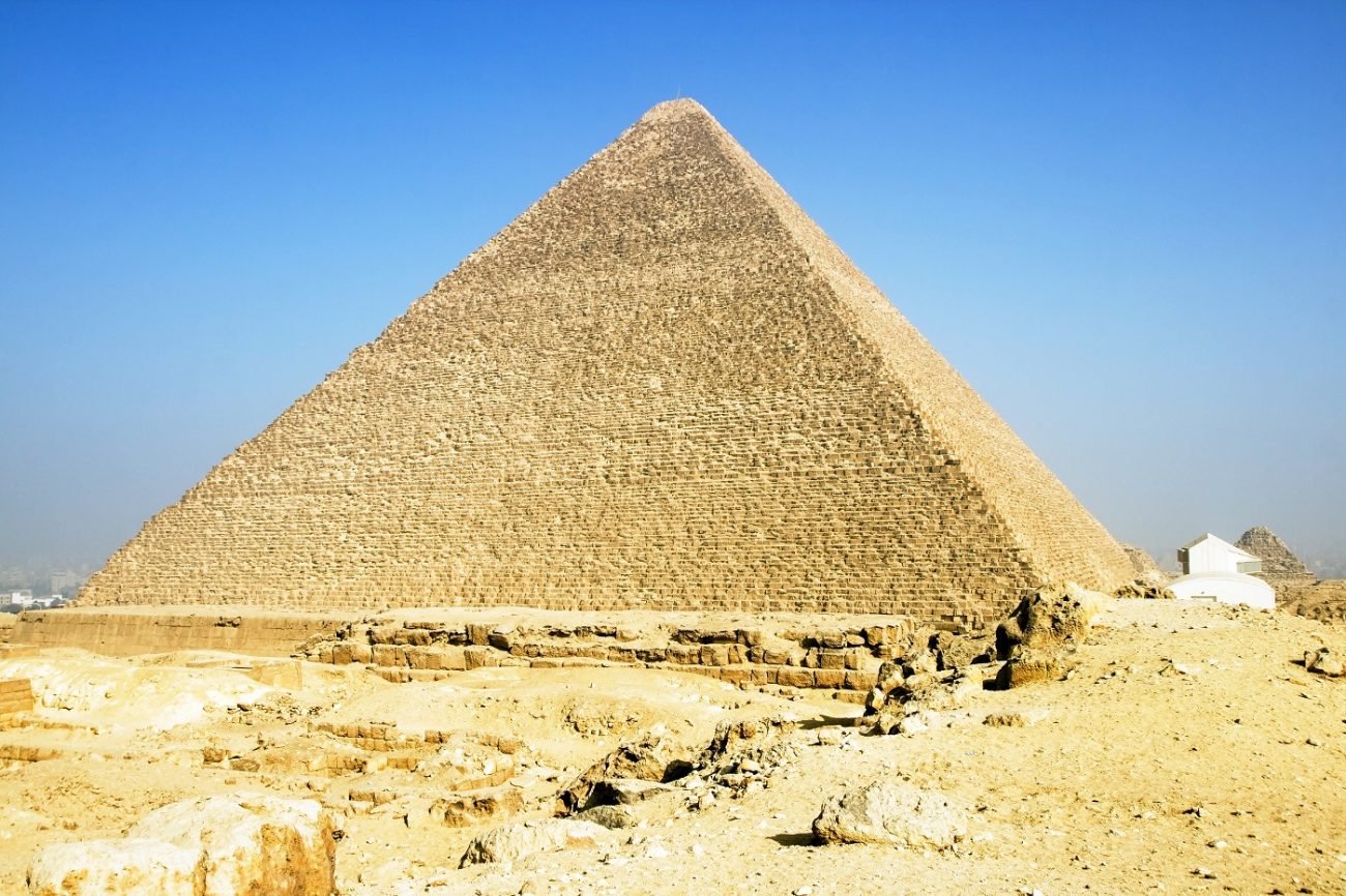 6 Images That Show How Massive The Great Pyramid Of Giza Really Is
