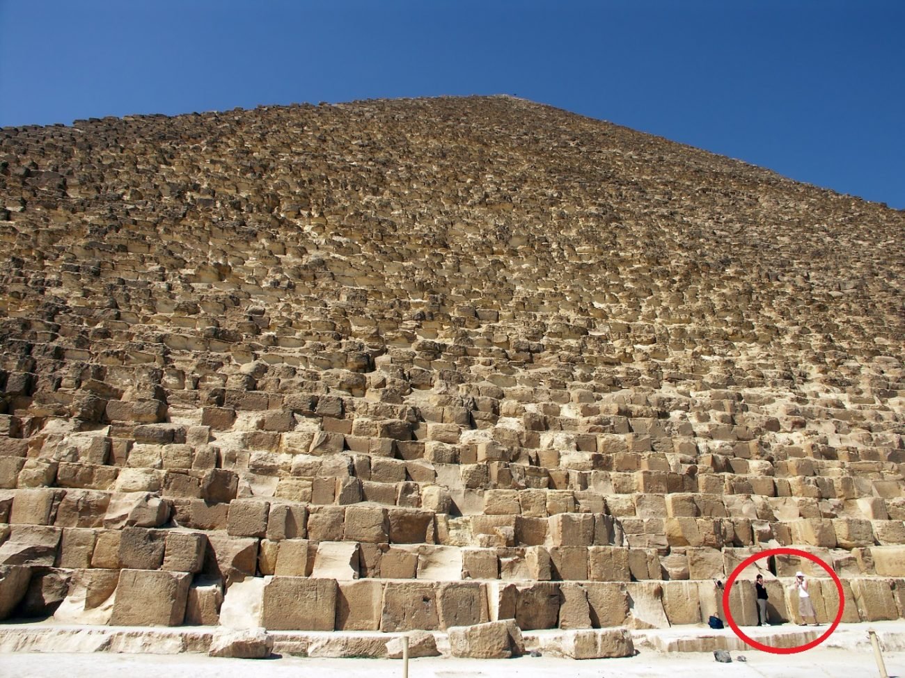 6-images-that-show-how-massive-the-great-pyramid-of-giza-really-is