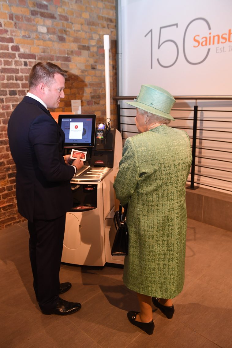 Queen Elizabeth Had A Funny Reaction To Her First SelfCheckout Machine(00)