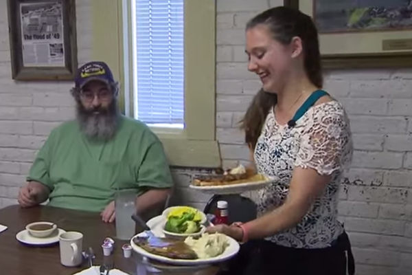 Waitress pays for couple's meal after the loss of their baby