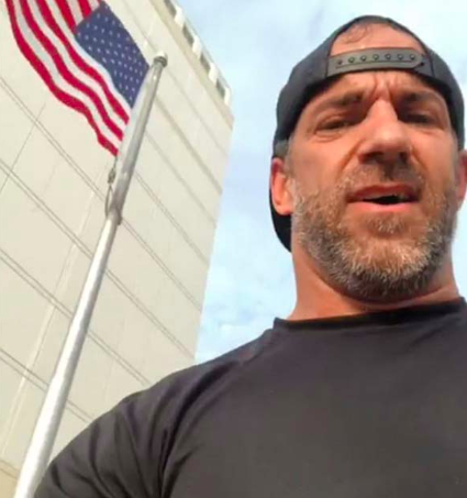 veteran climbs flag pole to fix american flag