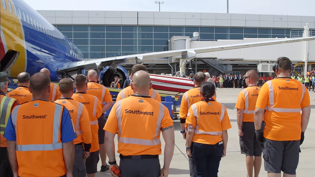 Southwest Airlines crew greet late war veteran coffin