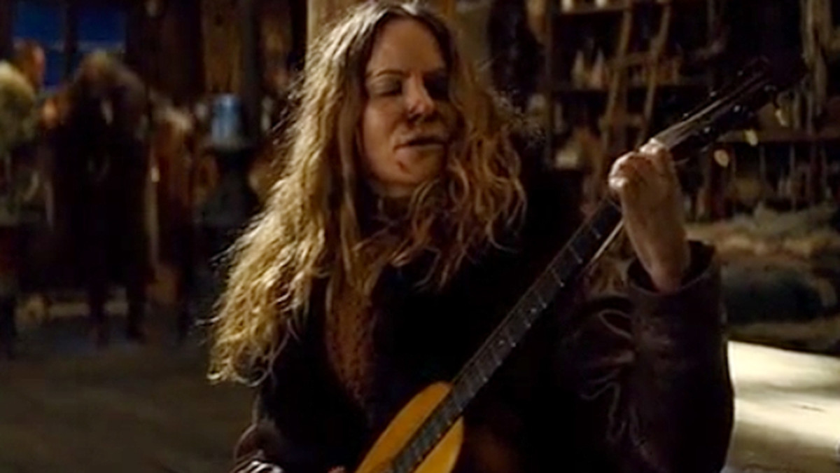 jennifer jason leigh in the hateful eight guitar scene