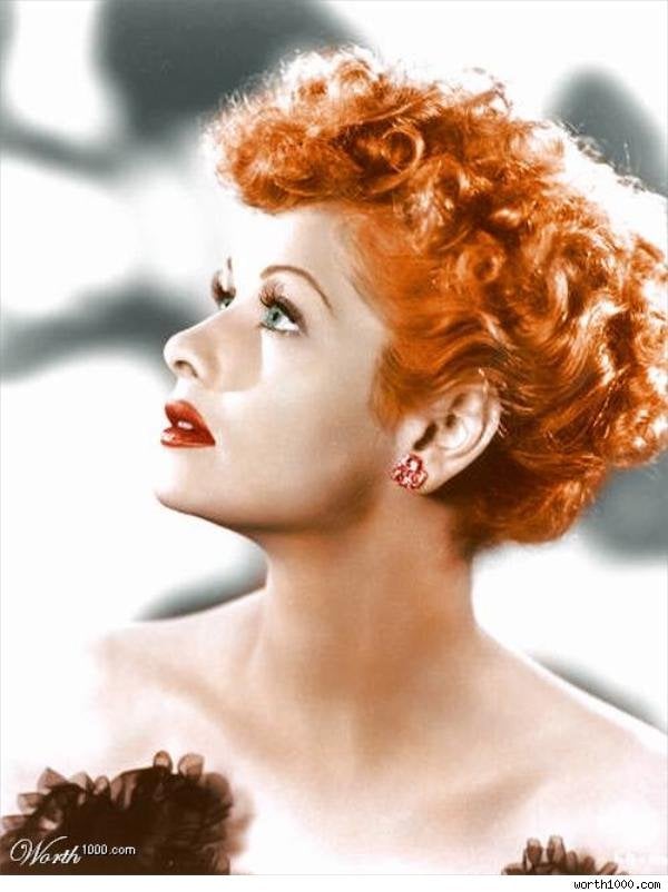 lucille ball med lyse rødt hår