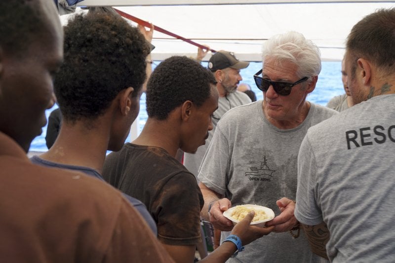 richard gere helps migrants