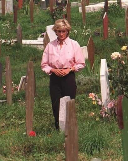 princess diana visits cemetery