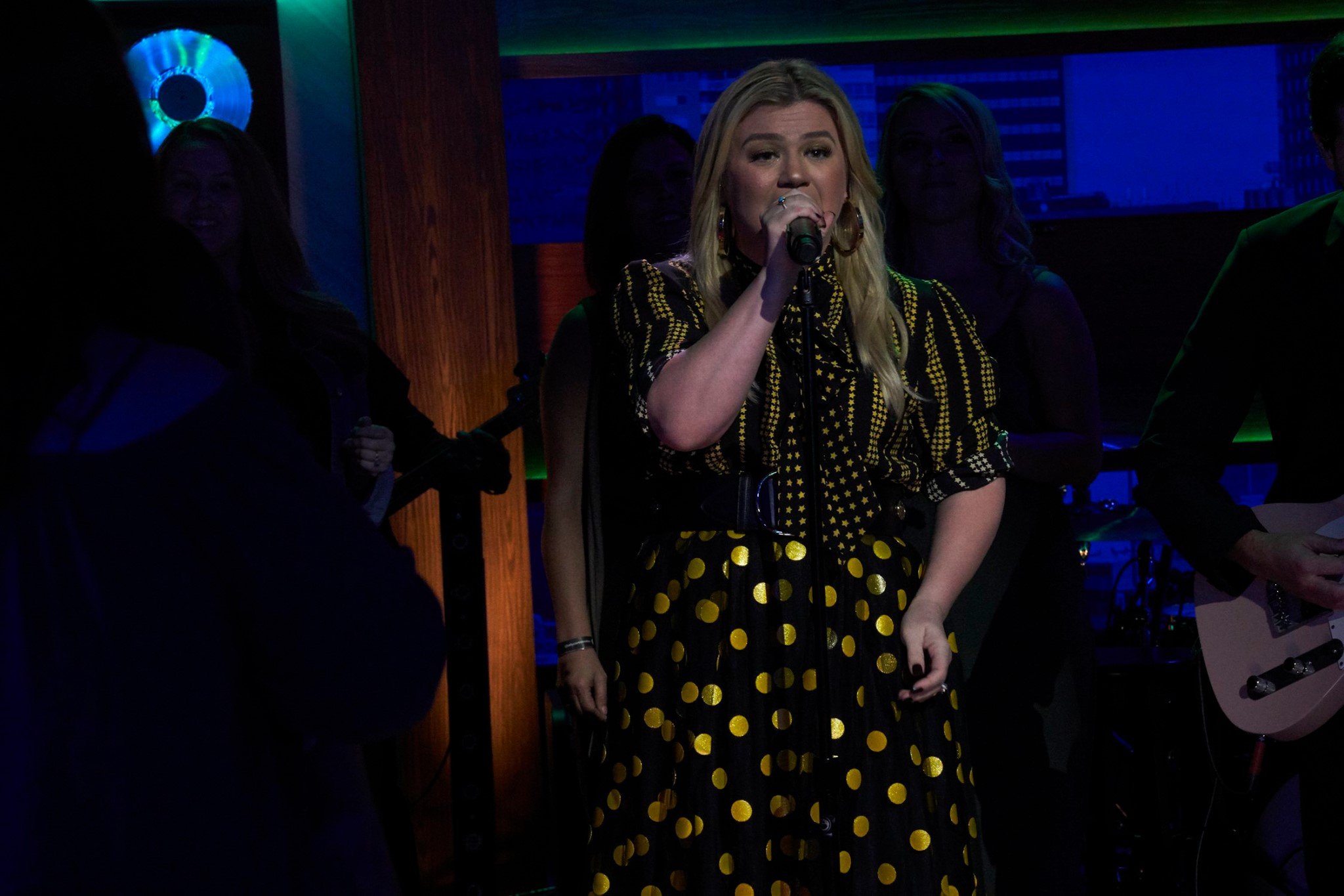 kelly clarkson singing on talk show