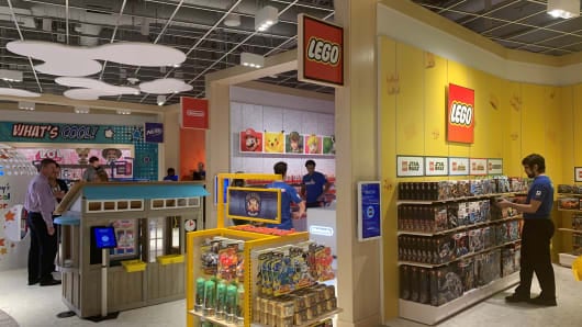 new toys r us store first look