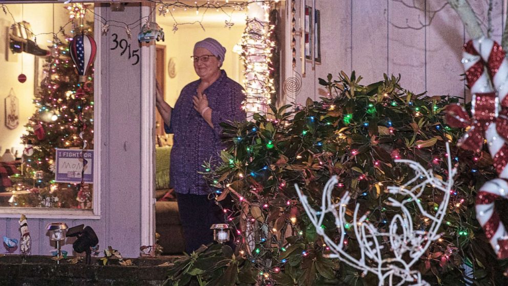 One Teacher Is Fighting Cancer, So Students Show Up Singing Christmas Carols On Her Front Lawn