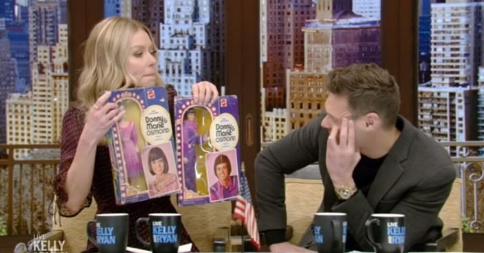 Kelly Ripa receives Donny and Marie Osmond dolls from a fan