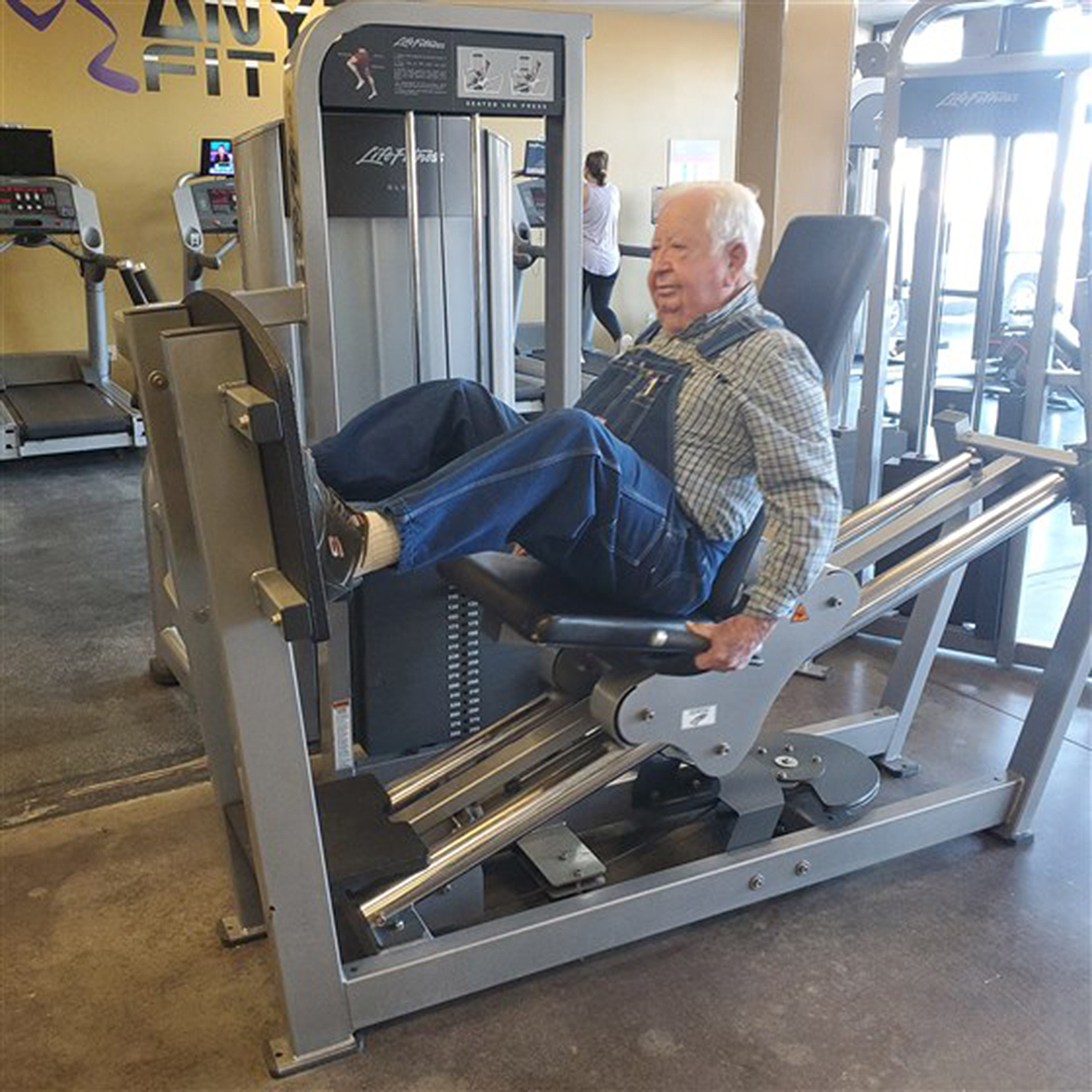 91-Year-Old Man Works Out In Overalls Every Day At His Local Gym