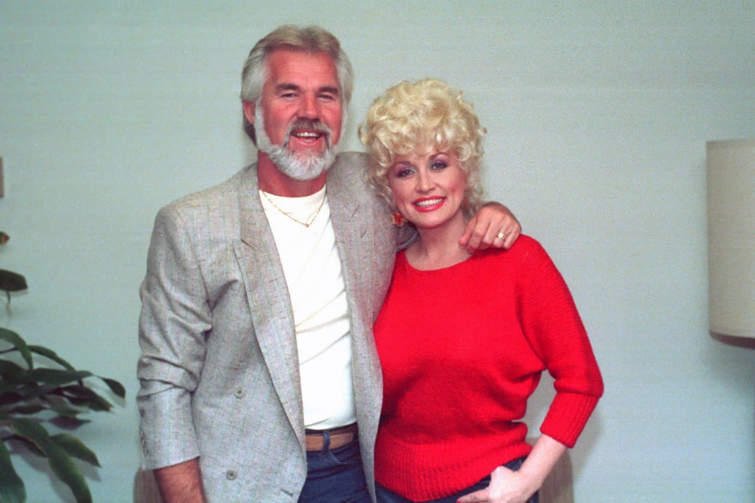 Dolly Parton Tearfully Reacts To Kenny Rogers' Death