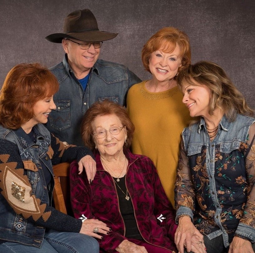 reba mcentire mom and family