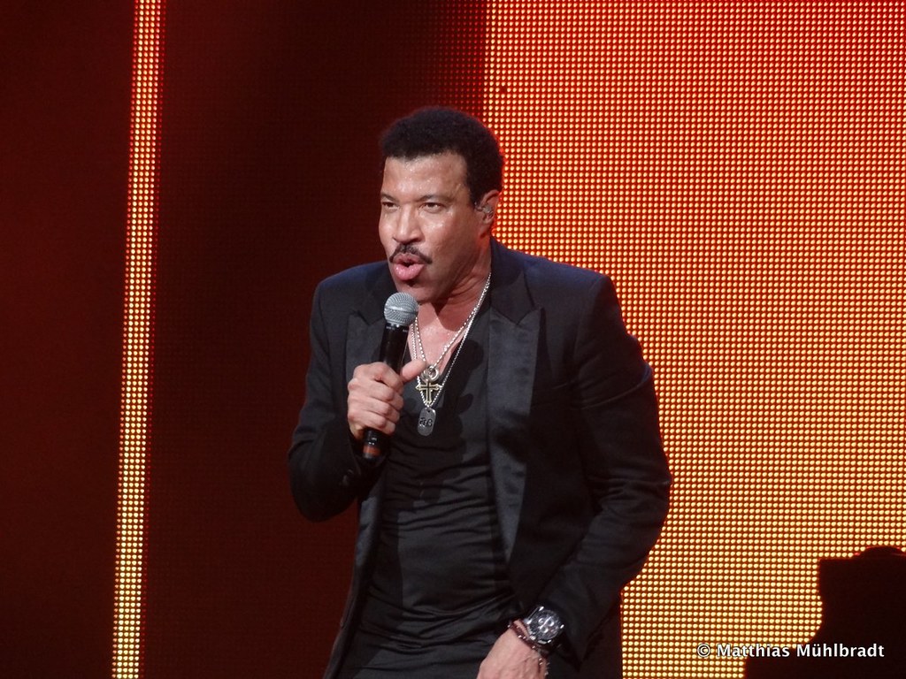 lionel richie performing 