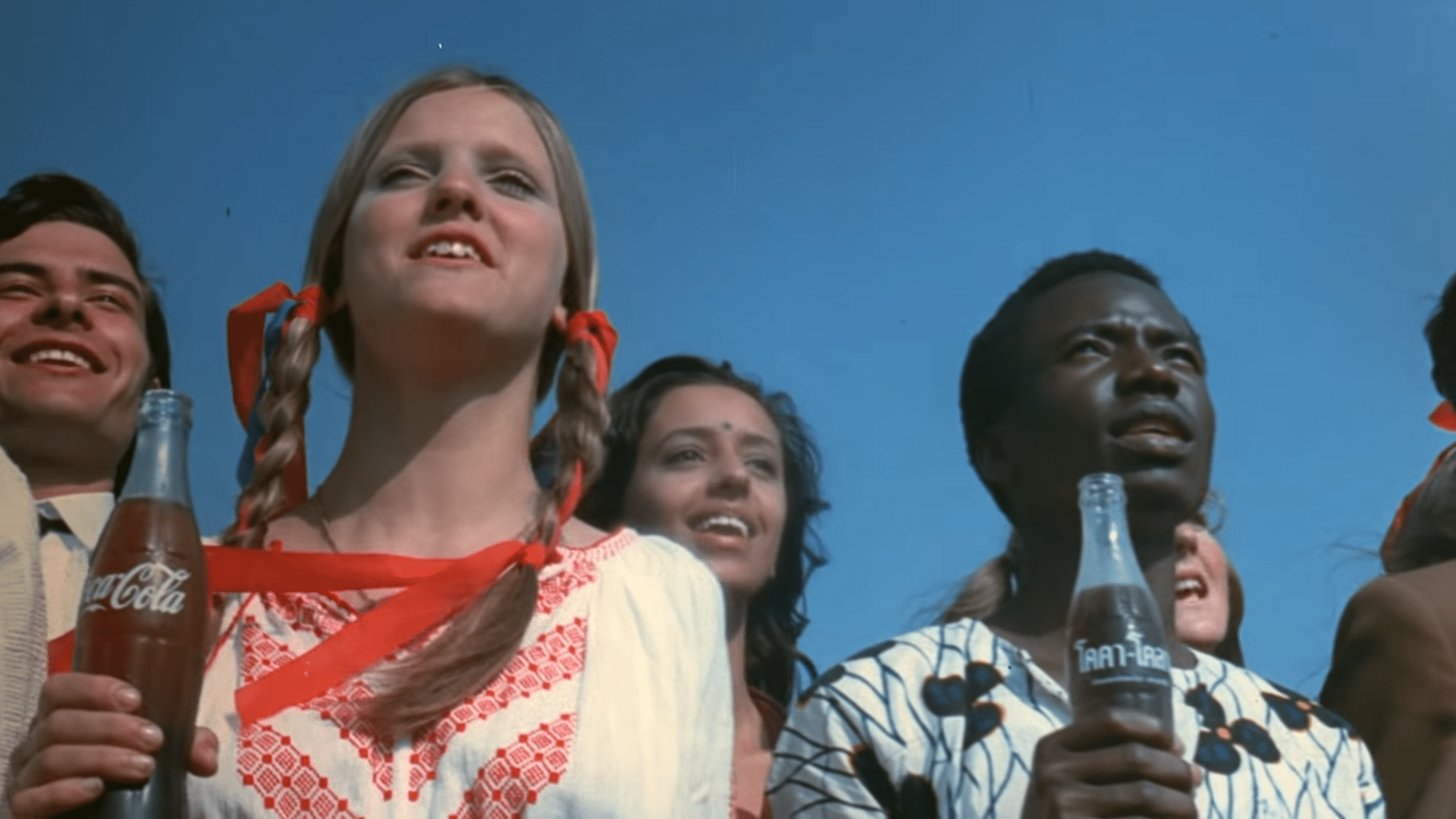 Coca cola s 1971 hilltop commercial was inspired by a delayed flight