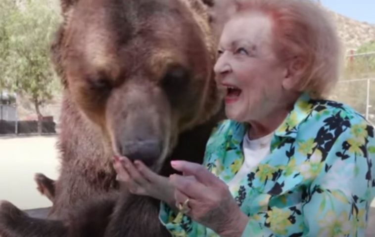 Betty White Gives A Giant Brown Bear A Kiss At The Los Angeles Zoo