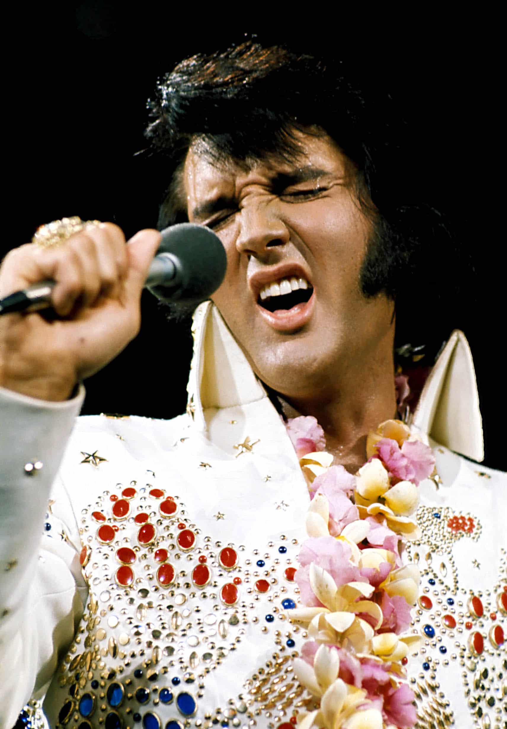 Anniversary Of Elvis Presley s Death 700 Fans Attend Vigil