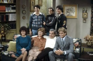 The cast of Happy Days posing together in a classic group photo