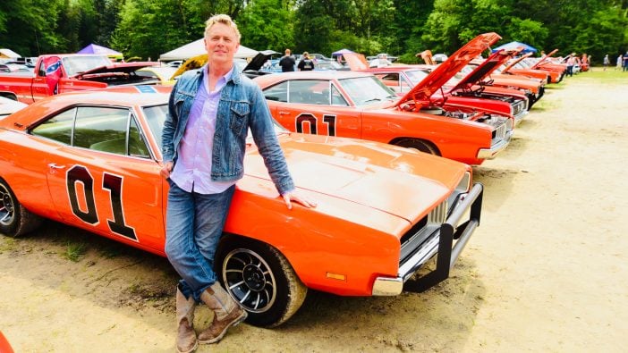john-schneider-with-the-general-lee-in-the-dukes-of-hazzard