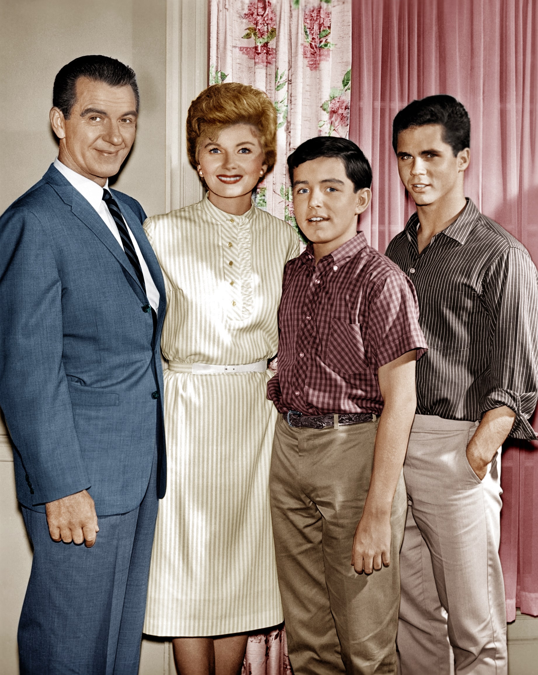 LEAVE IT TO BEAVER, (from left): Hugh Beaumont, Barbara Billingsley, Jerry Mathers, Tony Dow