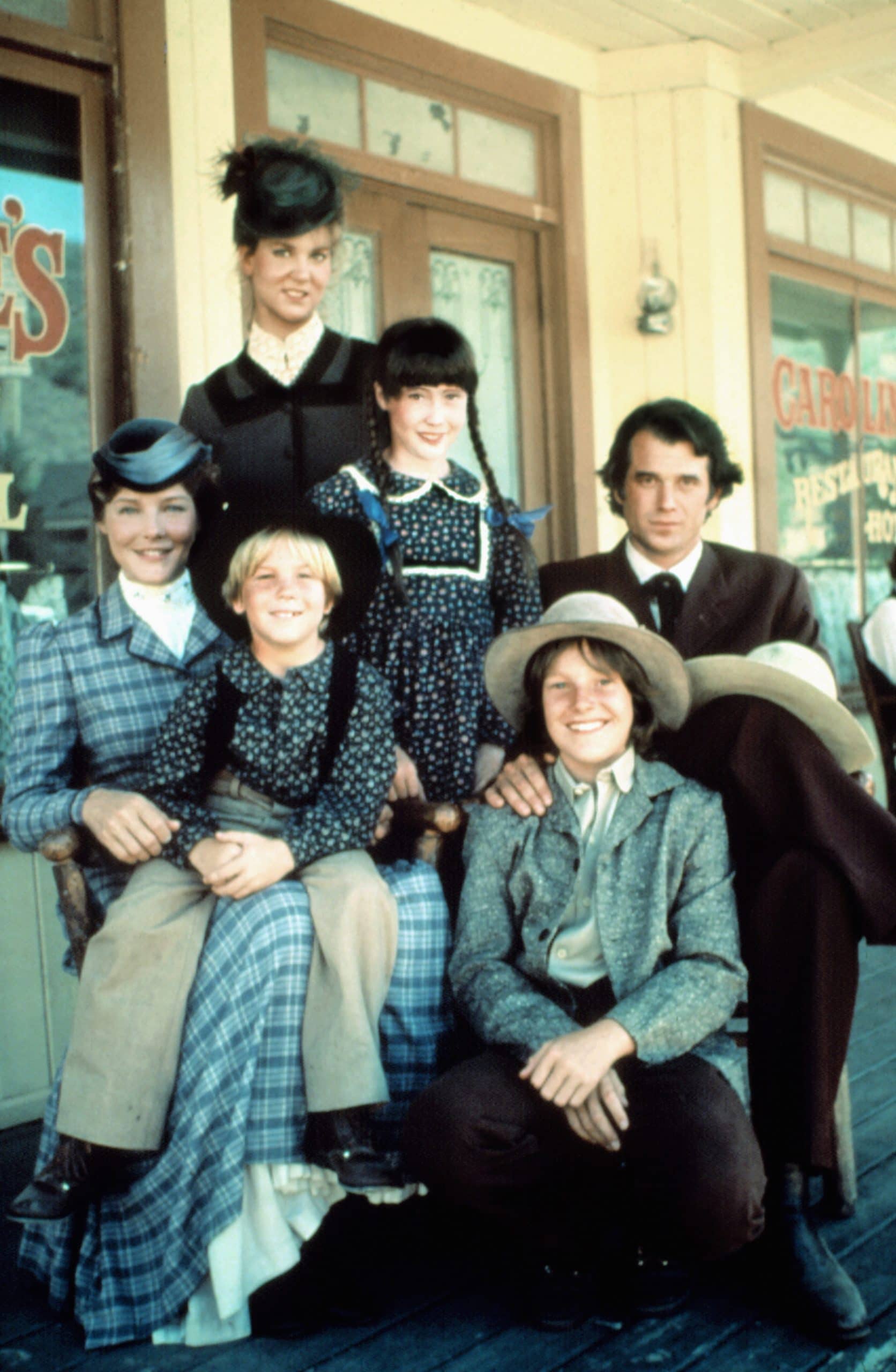 LITTLE HOUSE ON THE PRAIRIE: A NEW BEGINNING, (l to r): Leslie Landon, Pamela Roylance, David Friedman, Shannen Doherty, Lindsay Kennedy, Stan Ivar