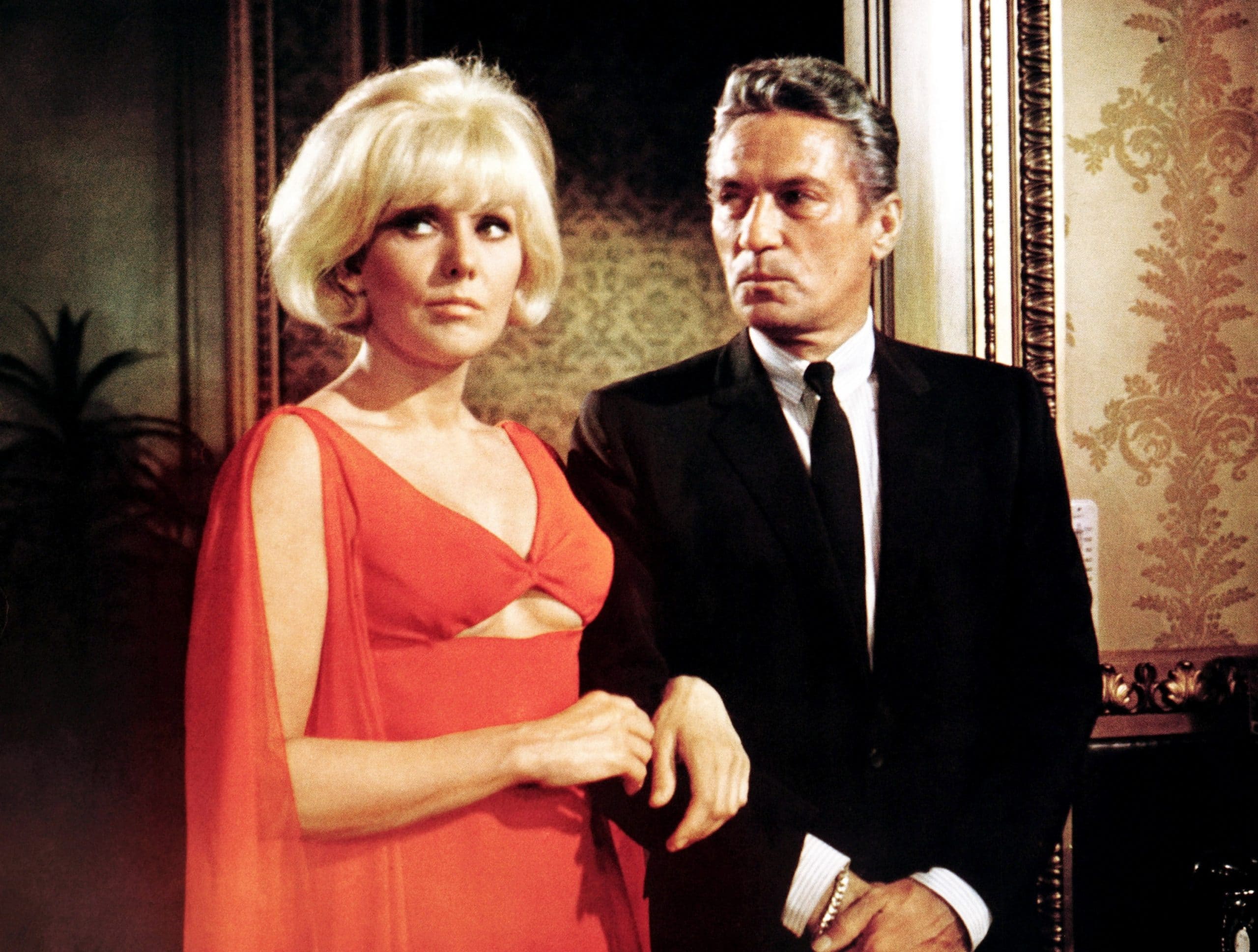 THE LEGEND OF LYLAH CLARE, from left, Kim Novak, Peter Finch
