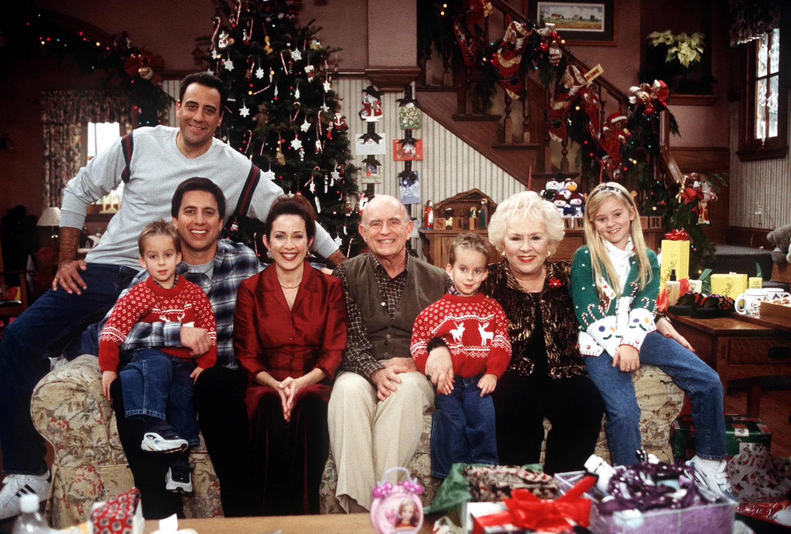 EVERYBODY LOVES RAYMOND, Brad Garrett, Sawyer Sweeten, Ray Romano, Patricia Heaton, Peter Boyle, Sullivan Sweeten, Doris Roberts, Madylin Sweeten