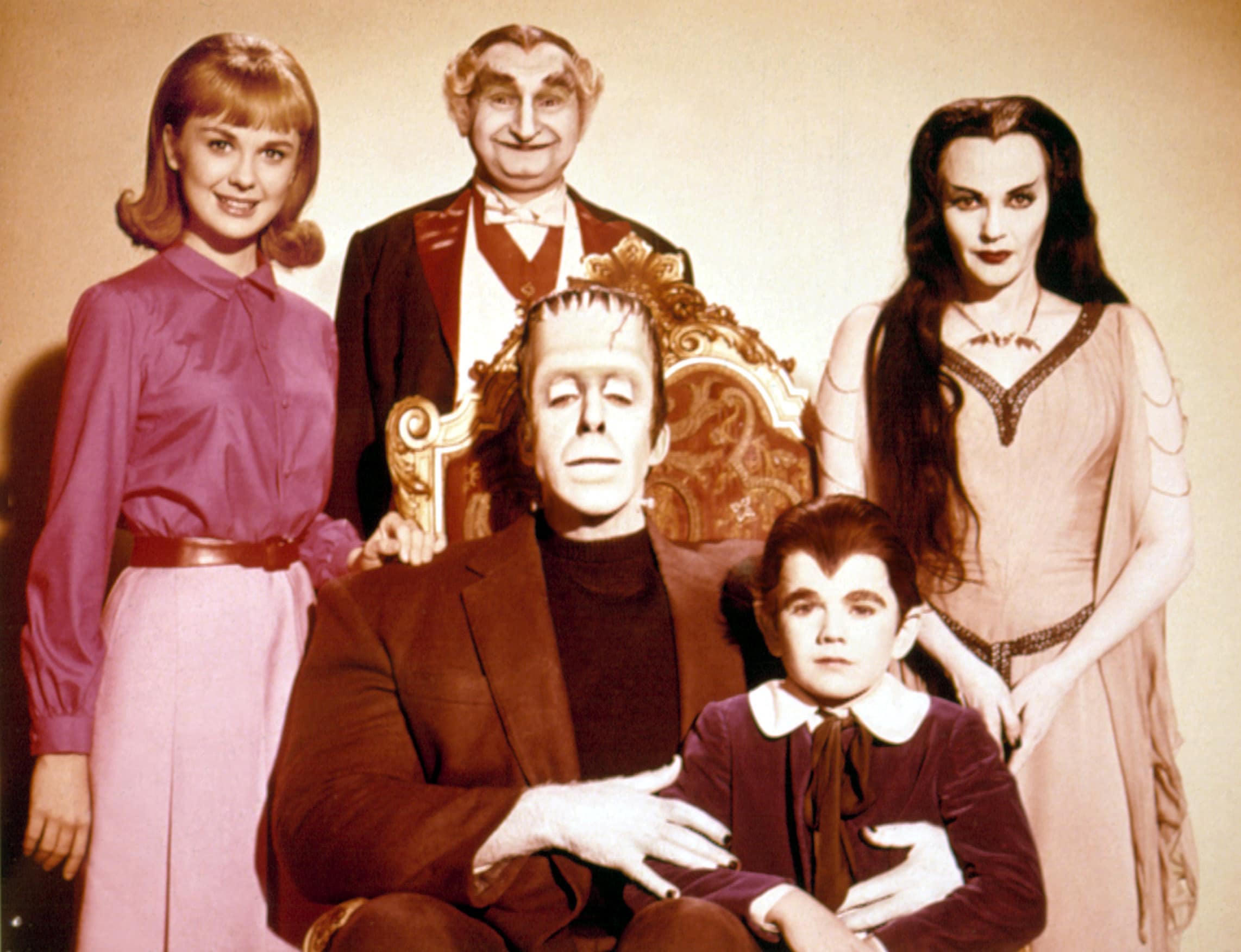 THE MUNSTERS, Beverley Owen, Al Lewis, Fred Gwynne (sitting) Butch Patrick, Yvonne De Carlo