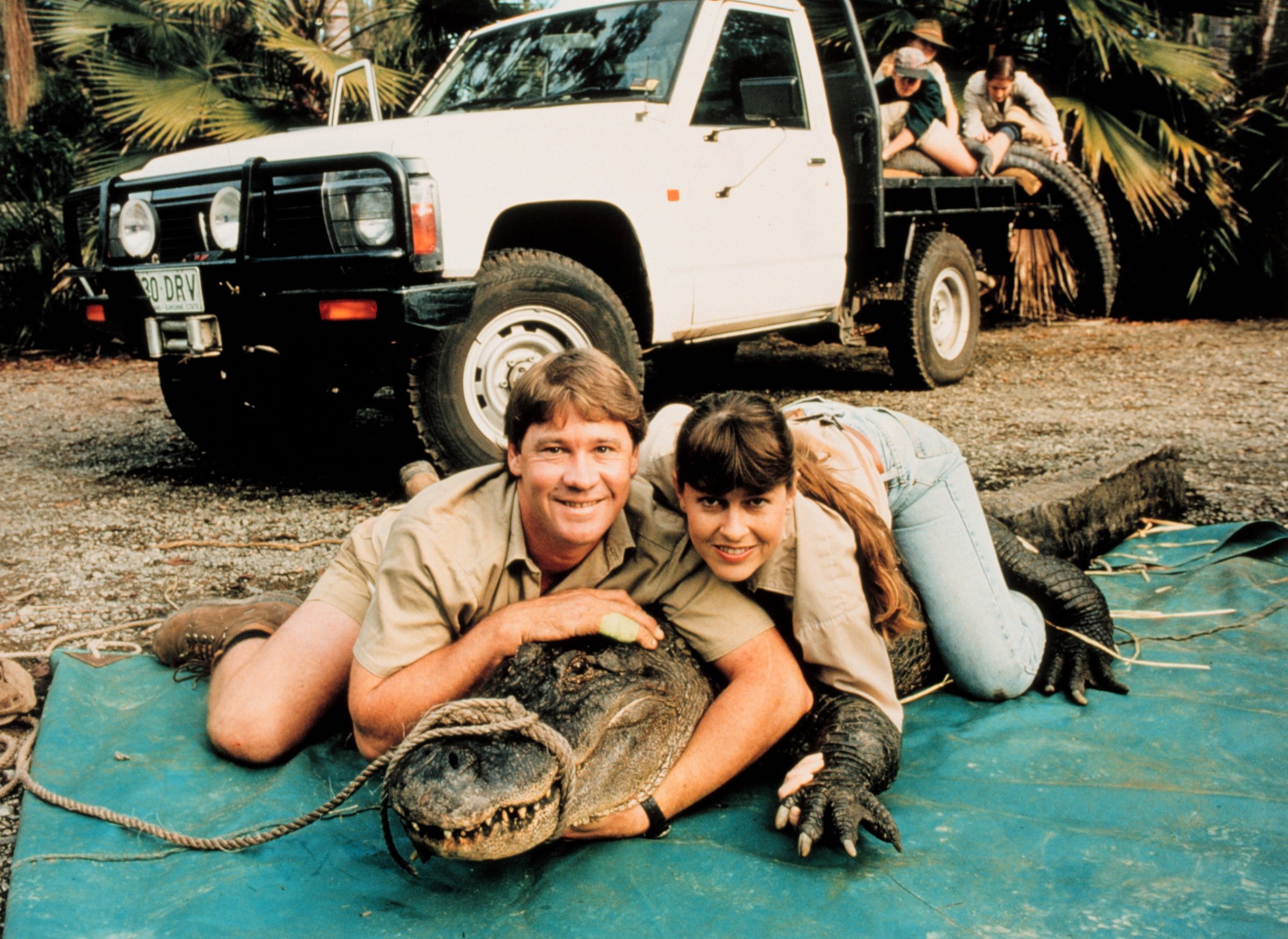 CROCODILE HUNTER, (l to r) Steve Irwin, a crocodile, Terry Irwin,