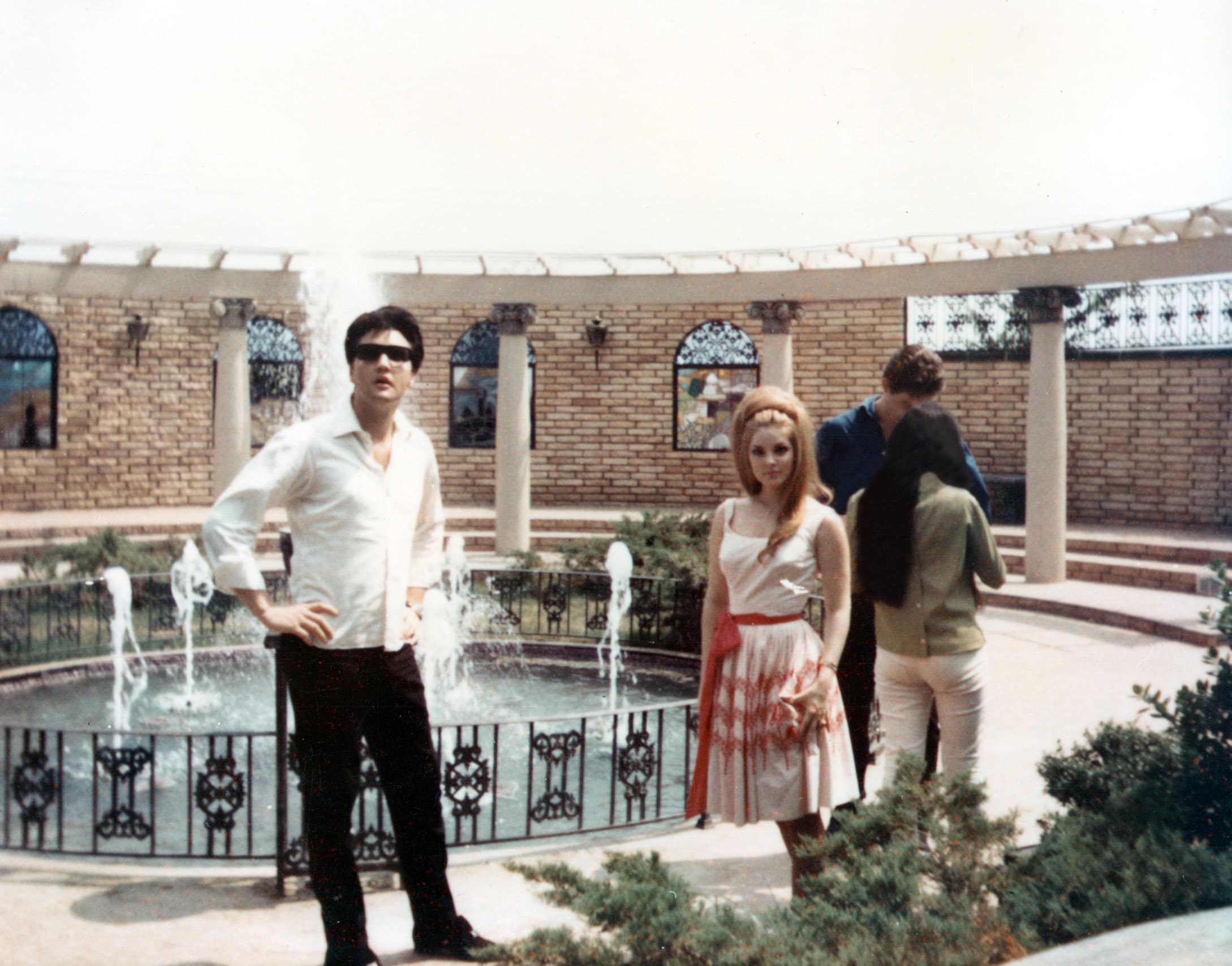 ELVIS PRESLEY, Priscilla Presley, guests unknown, c. early 1970s