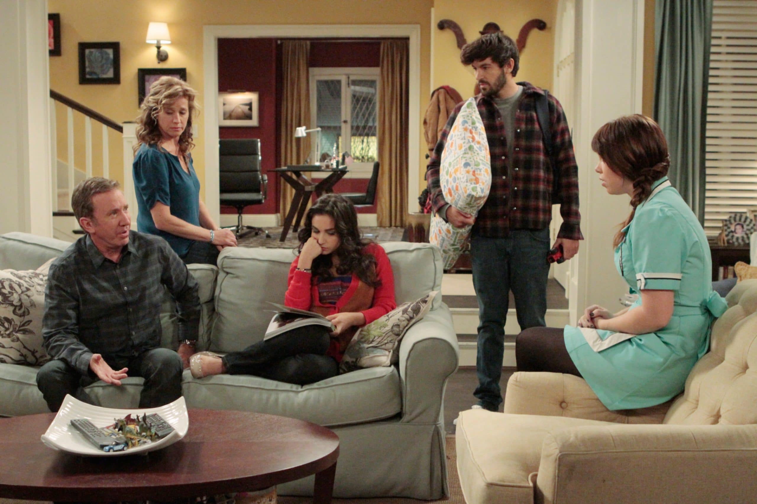 LAST MAN STANDING, (from left): Tim Allen, Nancy Travis, Molly Ephraim, Jordan Masterson, Amanda Fuller, 'Voting'