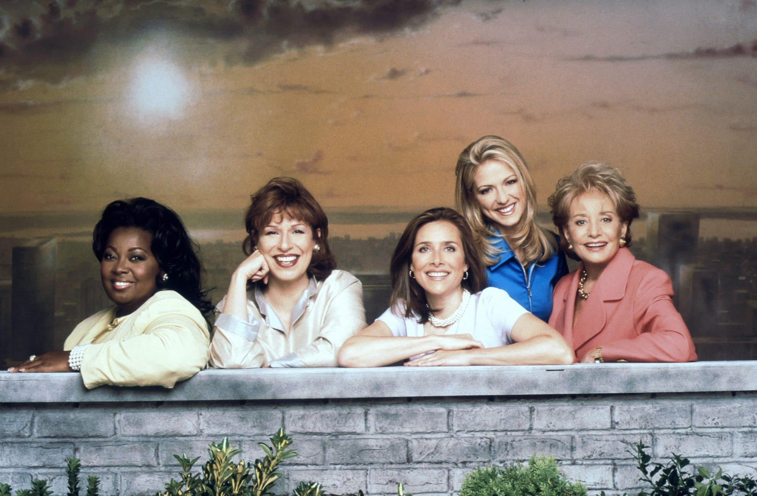 THE VIEW, (from left): Star Jones, Joy Behar, Meredith Vieira, Debbie Matenopoulos, Barbara Walters, (1997)