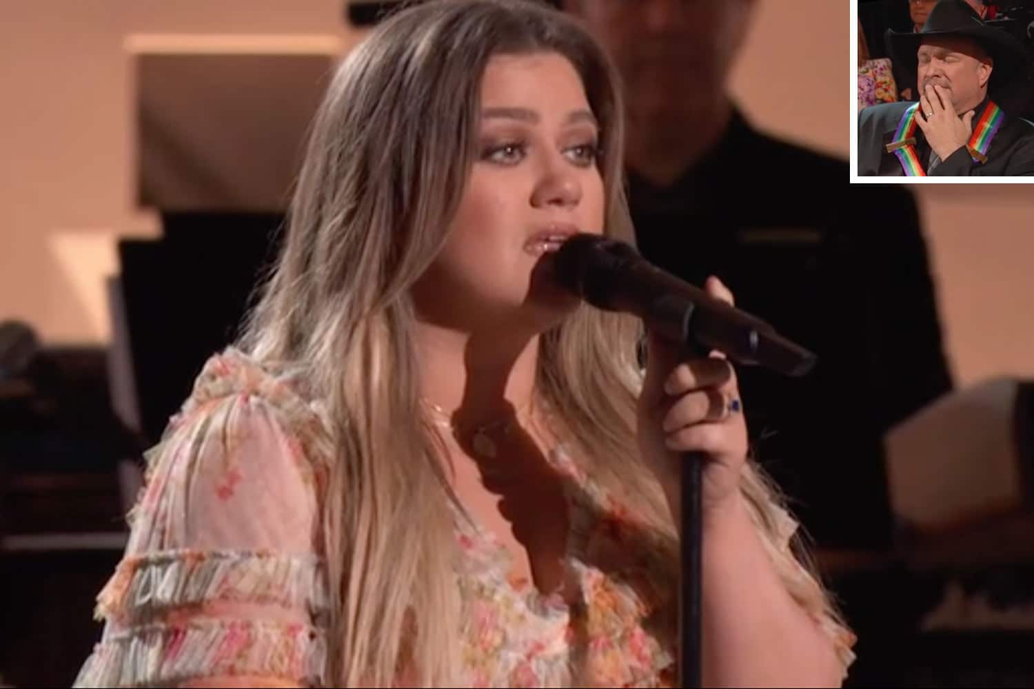 garth brooks tears up at kelly clarkson singing his song