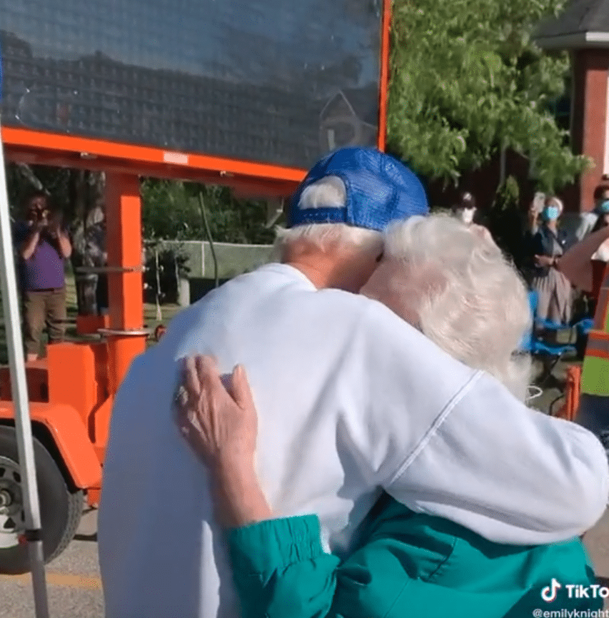 Great-grandpa and his sister reunite for first time since pandemic started