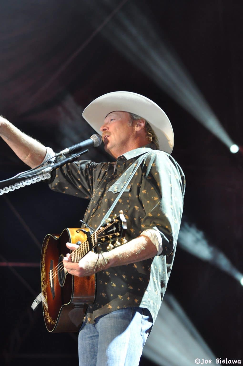 Alan Jackson Recalls The Time Waylon Jennings Asked Him “What’s A
