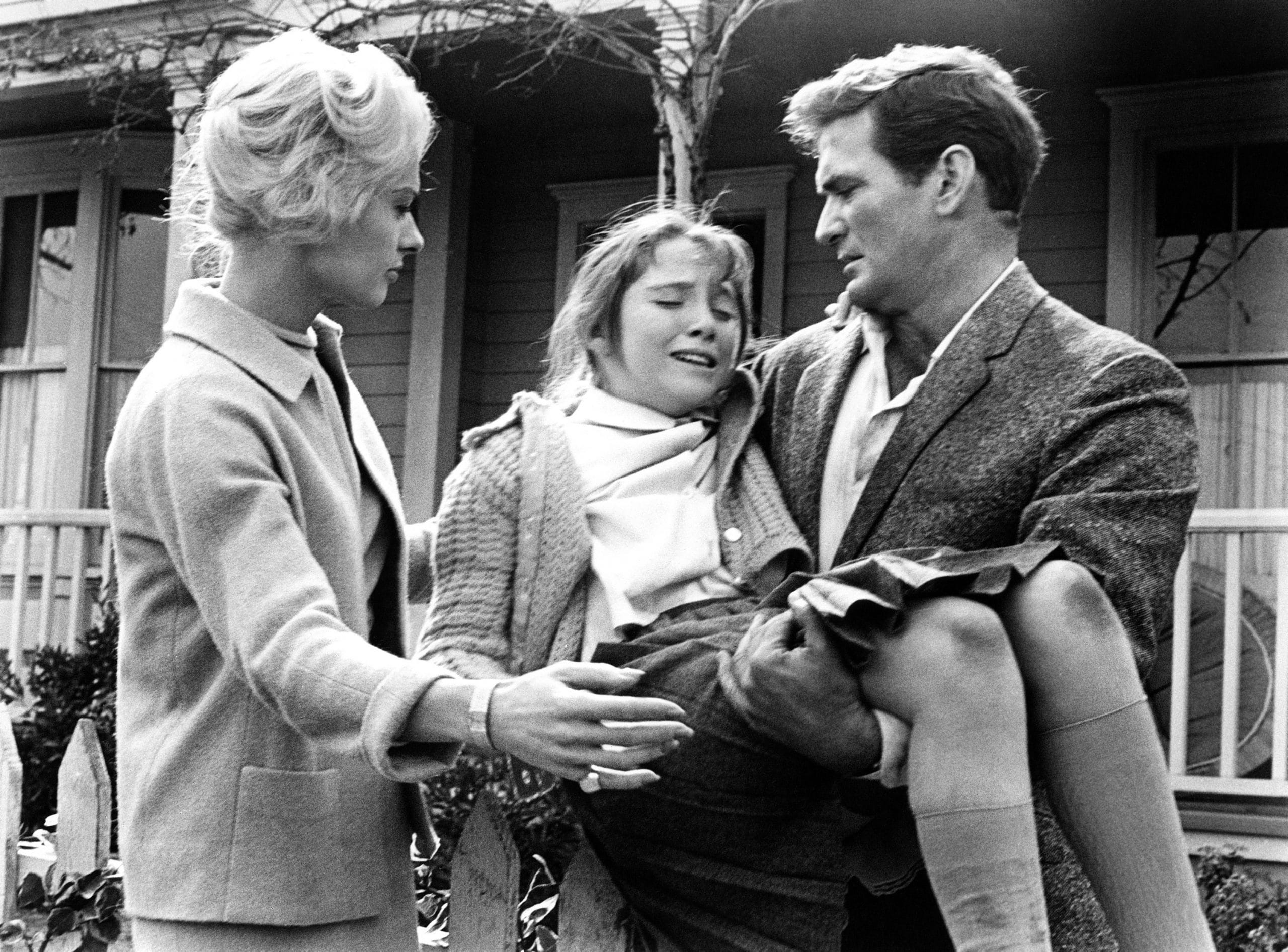 THE BIRDS, from left, Tippi Hedren, Veronica Cartwright, Rod Taylor, 1963