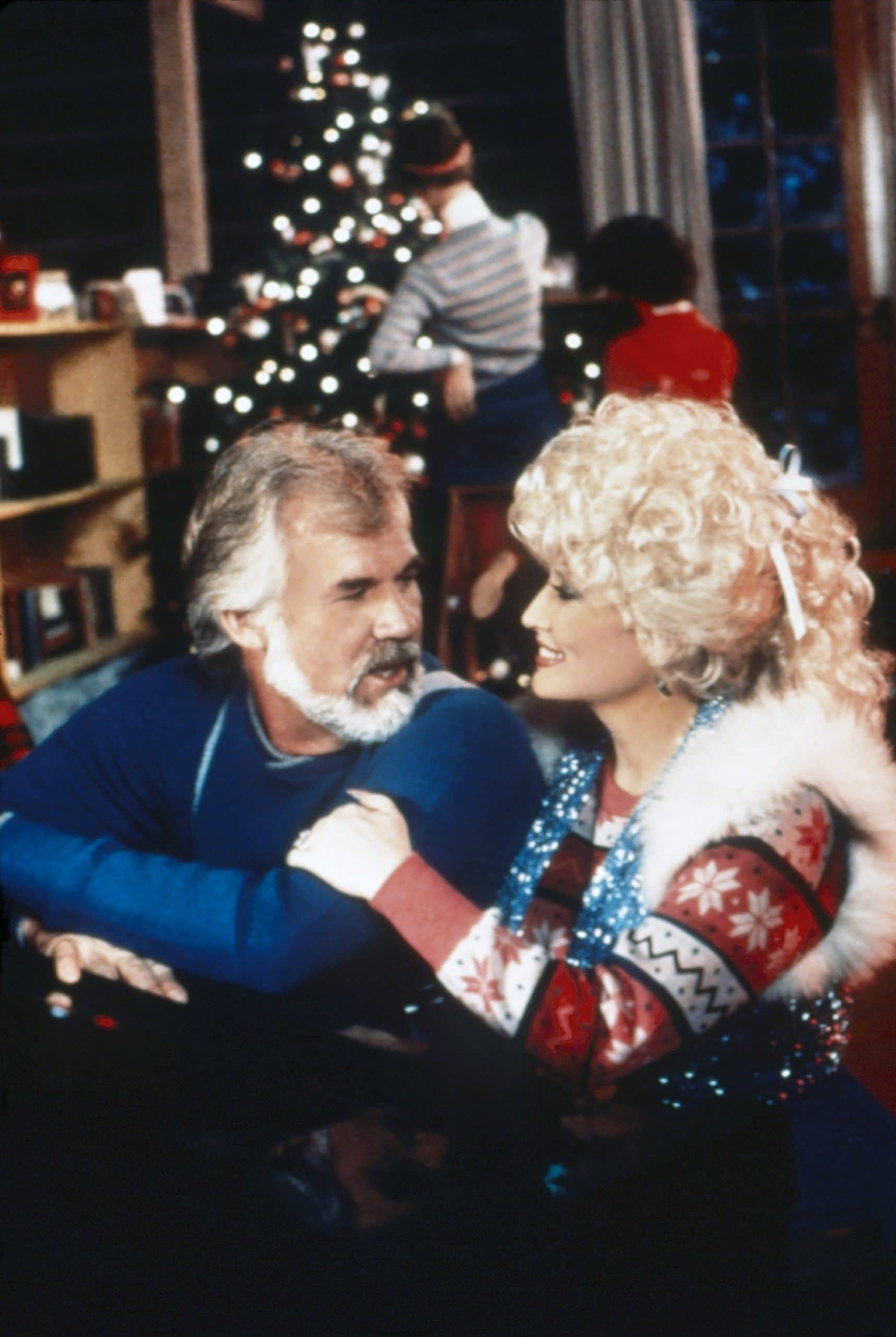 KENNY AND DOLLY: A CHRISTMAS TO REMEMBER, from left: Kenny Rogers, Dolly Parton, (aired December 2, 1984)