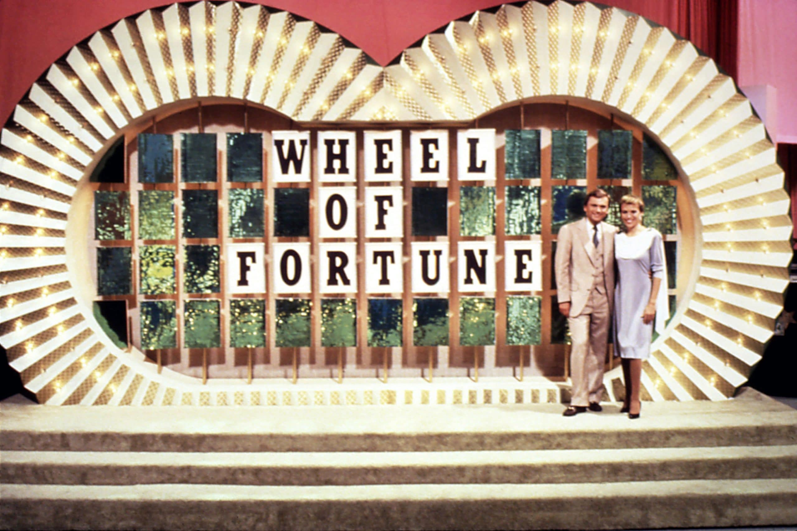 WHEEL OF FORTUNE, (from left): host Pat Sajak, co-host Vanna White, (ca. mid 1980s), 1975-