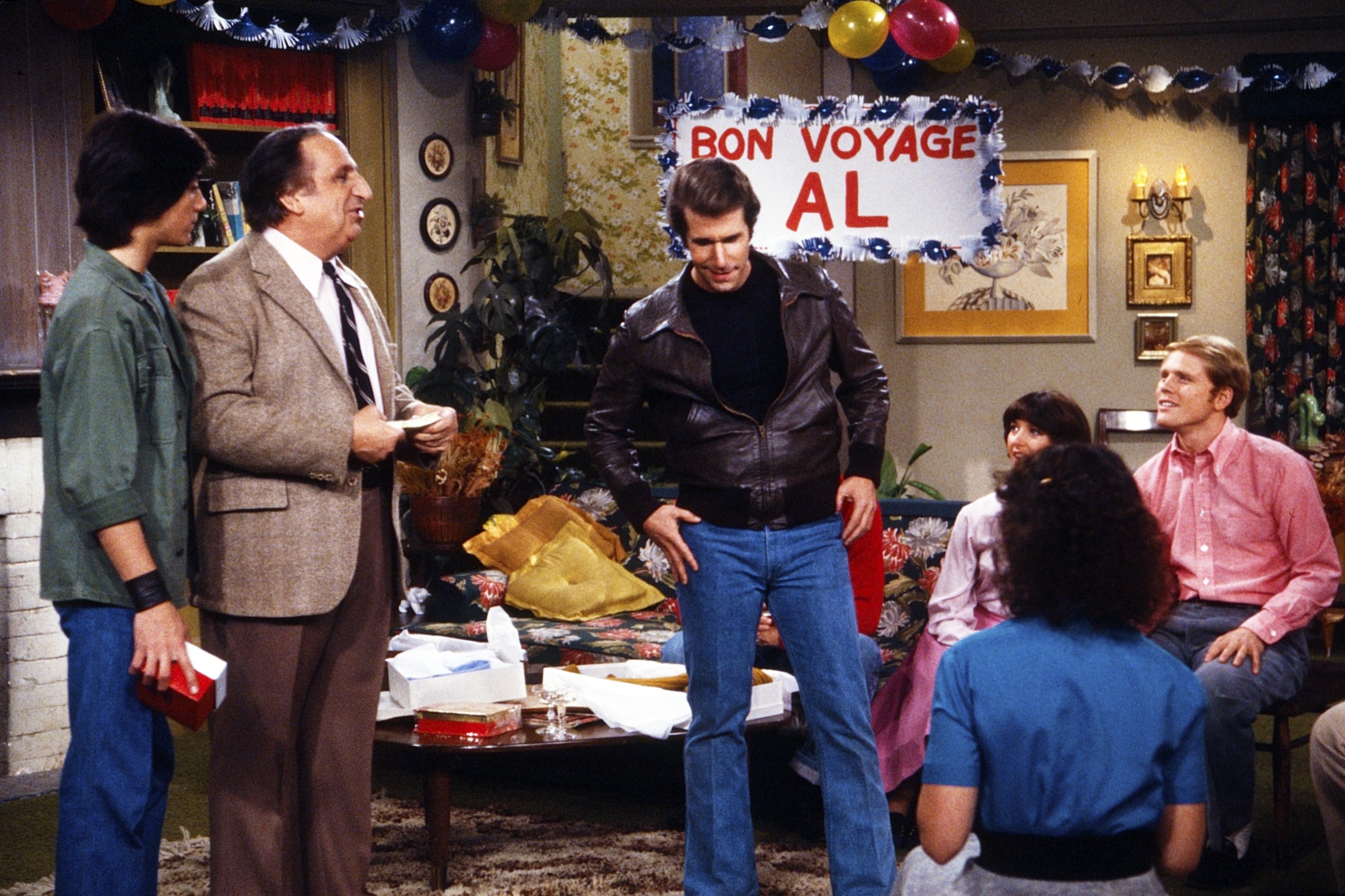 HAPPY DAYS, from left: Scott Baio, Al Molinaro, Henry Winkler, Lynda Goodfriend, Erin Moran (front), Ron Howard