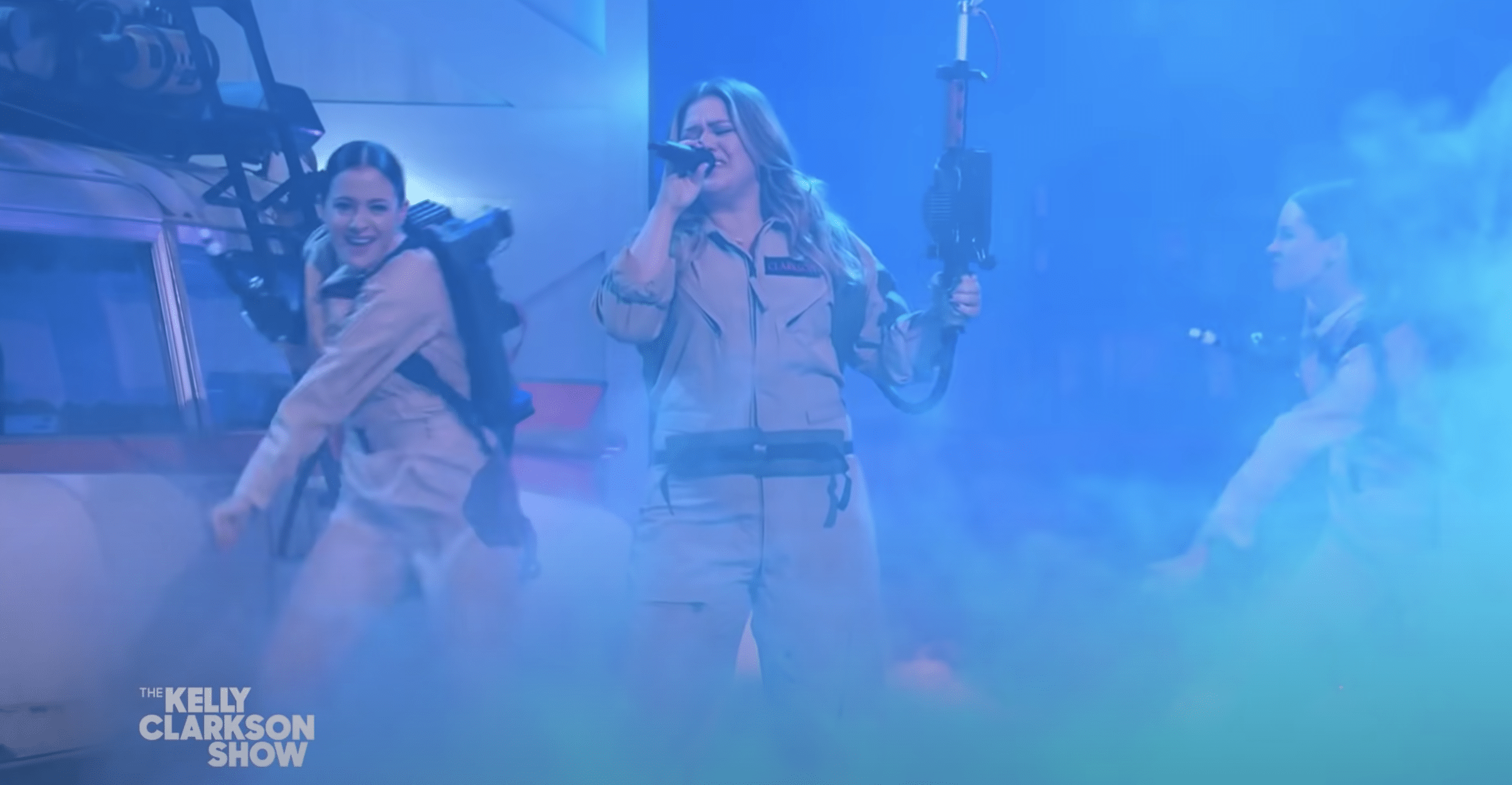 Kelly Clarkson performs classic 'Ghostbusters' hit