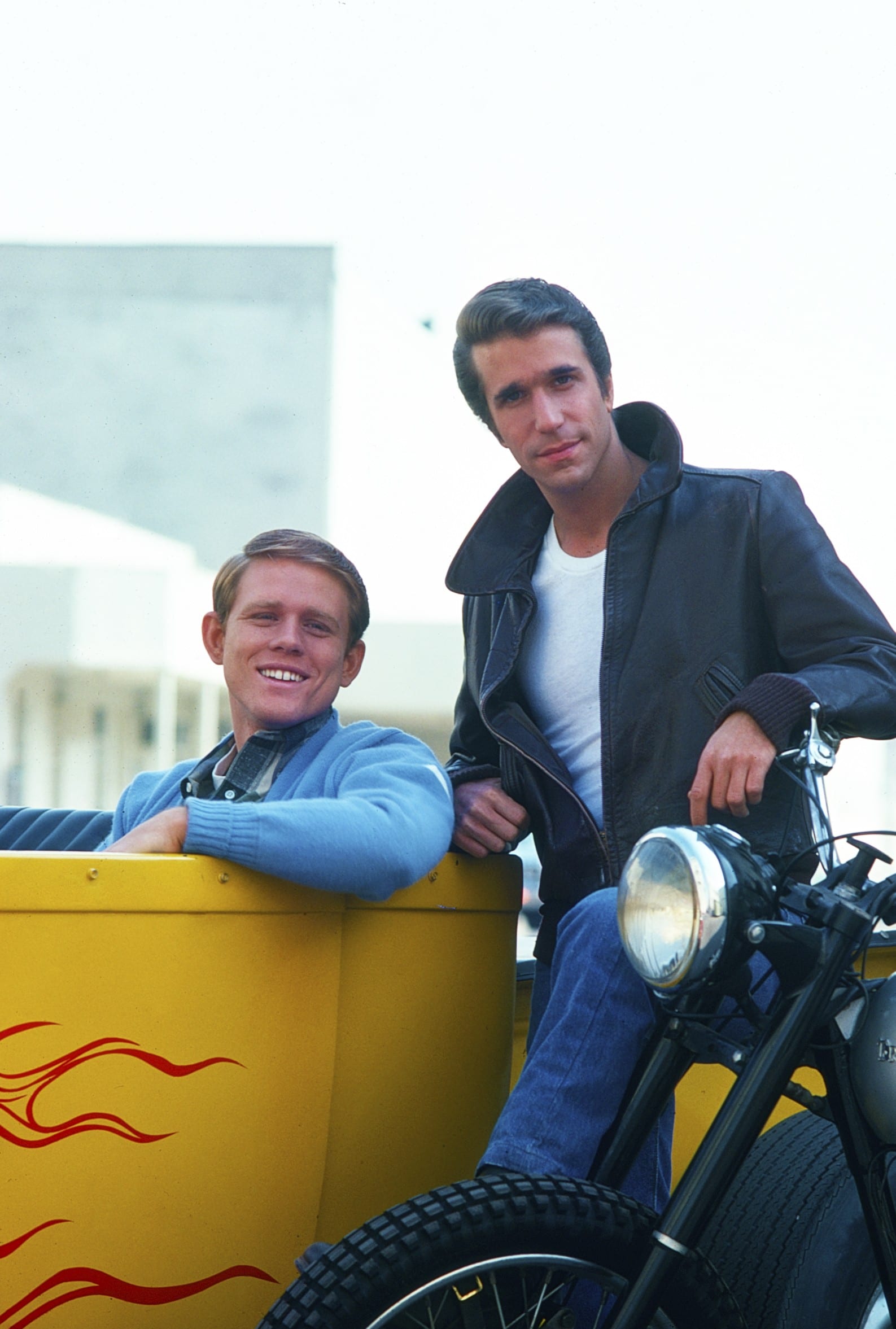 HAPPY DAYS, from left: Ron Howard, Henry Winkler, on set, (1970s), 1974-84