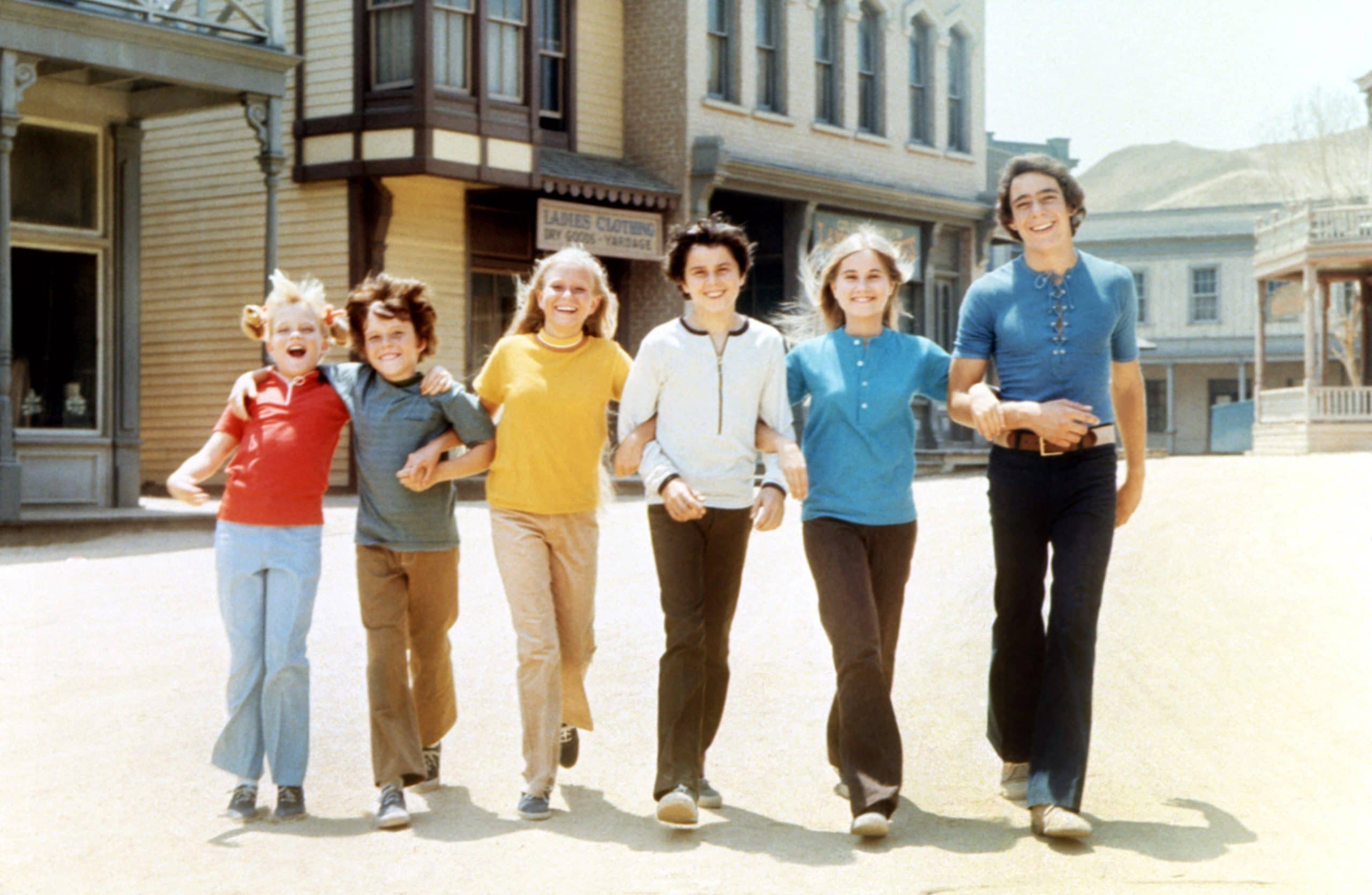 THE BRADY BUNCH, Susan Olsen, Mike Lookinland, Eve Plumb, Christopher Knight, Maureen McCormick, Barry Williams on-set