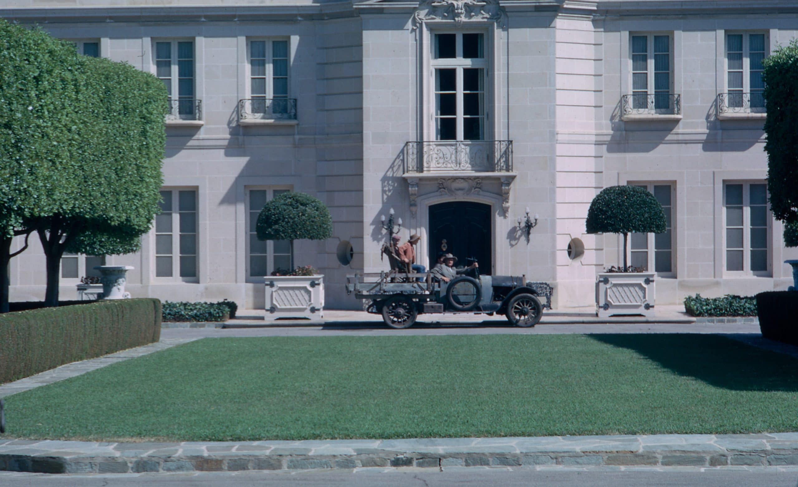 BEVERLY HILLBILLIES, from left: Donna Douglas, Irene Ryan, Buddy Ebsen, Max Baer Jr., at Arnold Kirkeby's Chartwell Mansion in West Los Angeles suburb of Bel Air, which was exterior set for the show, 1962-1971. photo: Gene Trindl/TV Guide/courtesy Everett Collection