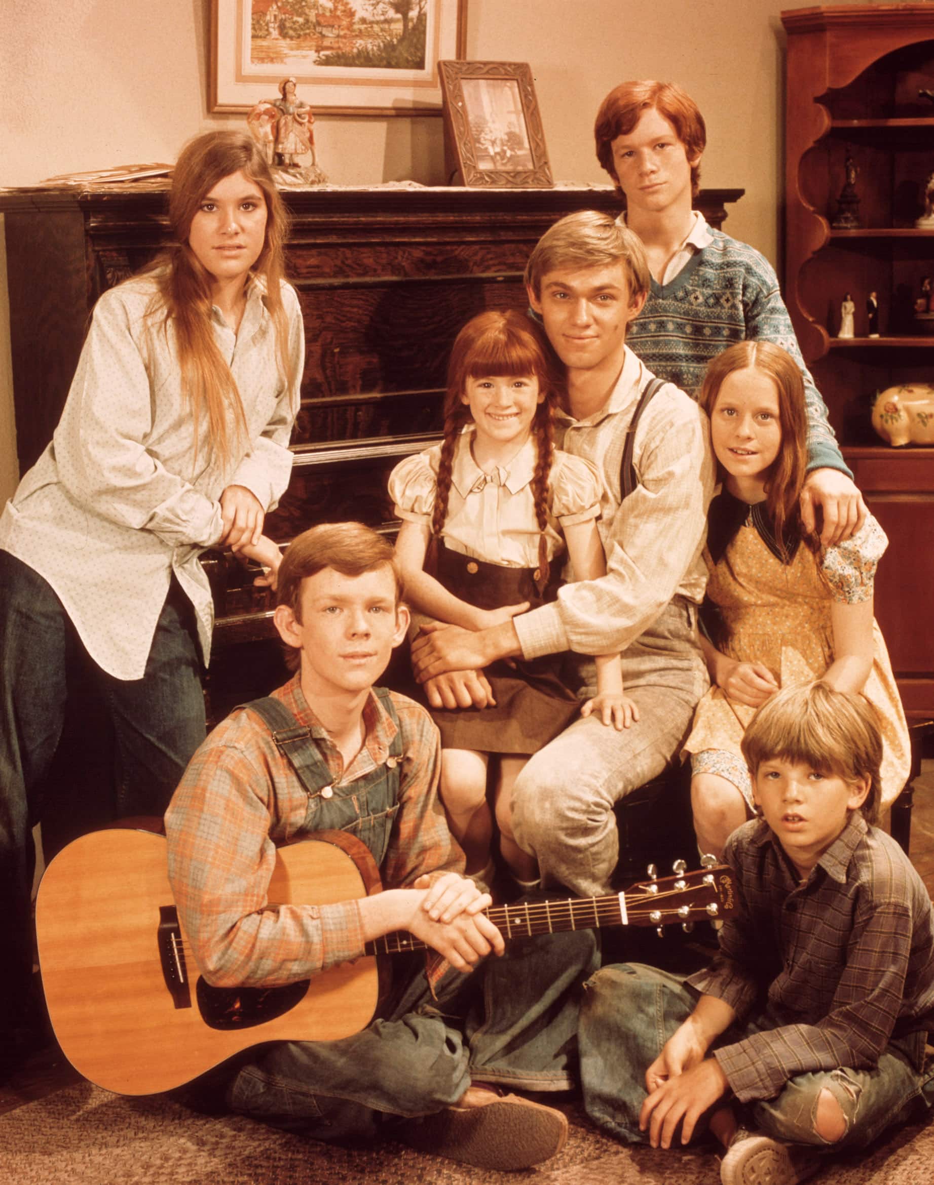 WALTONS, (l to r): Judy Norton-Taylor, Jon Walmsley, Kami Cotler, Richard Thomas, Eric Scott, Mary Beth McDonough, David W. Harper, 1972-81