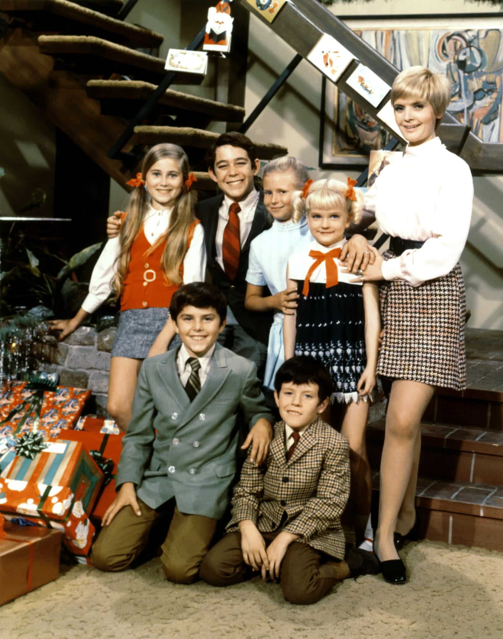 THE BRADY BUNCH, (standing): Maureen McCormick, Barry Williams, Eve Plumb, Susan Olsen, Florence Henderson, (kneeling): Christopher Knight, Mike Lookinland, (Season 1), 1969-74