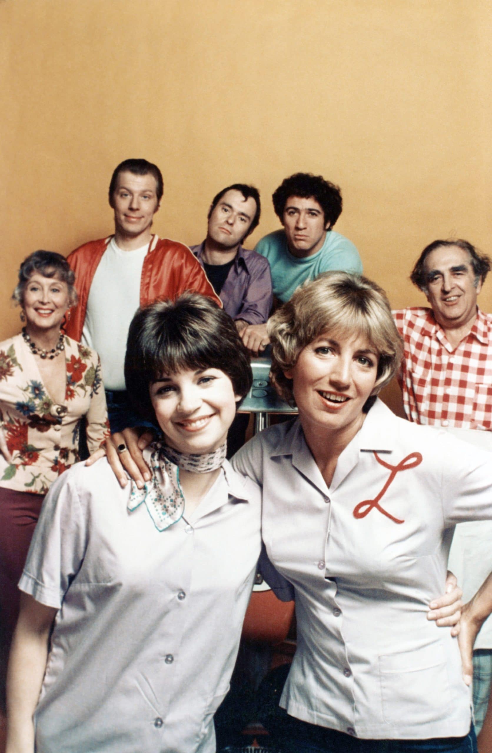 LAVERNE AND SHIRLEY, (back, from left): Betty Garrett, Michael McKean, David L. Lander, Eddie Mekka, Phil Foster, (front): Cindy Williams, Penny Marshall, 1976-1983