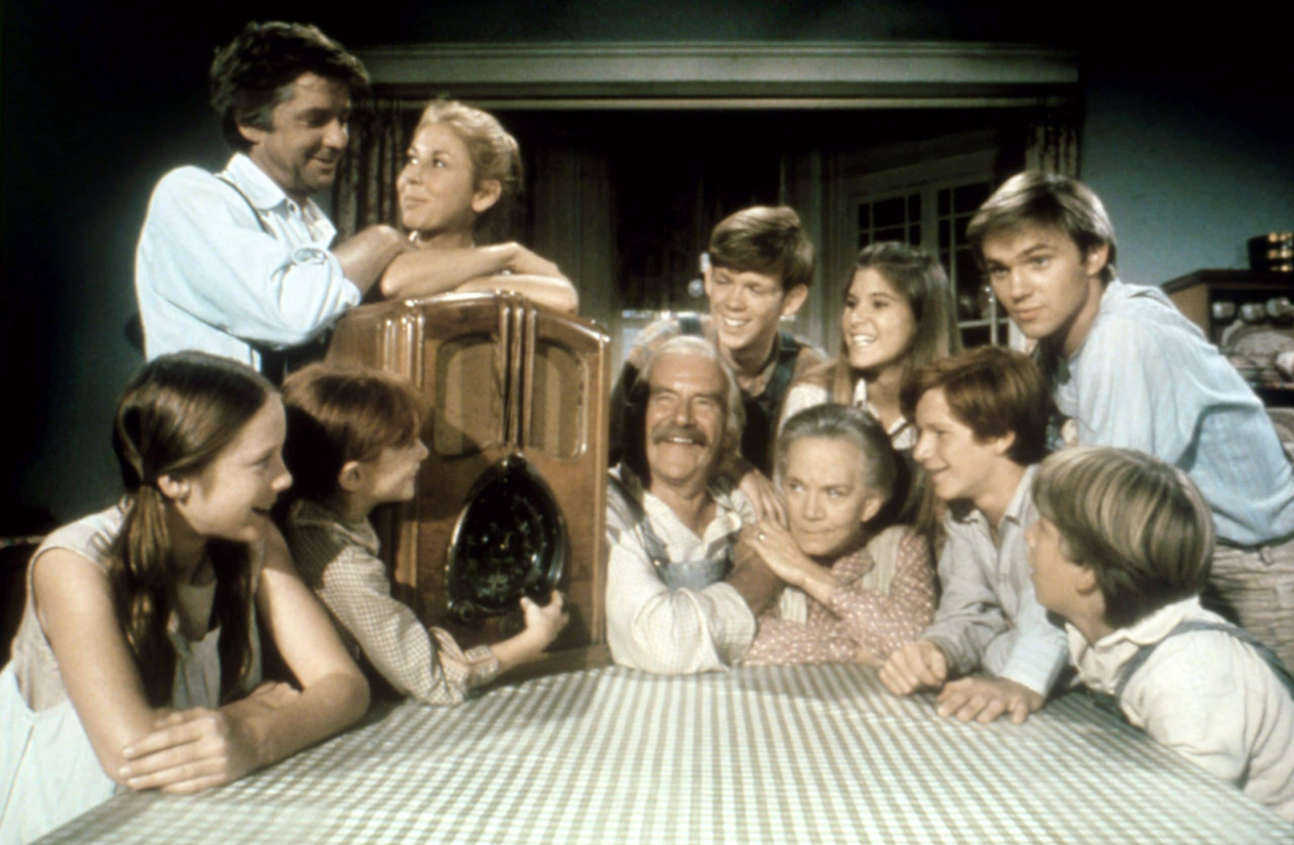 THE WALTONS, (top, from left): Ralph Waite, Michael Learned, John Walmsley, Judy Norton-Taylor, Richard Thomas, (bottom): Mary Beth McDonough, Kami Cotler, Will Geer, Ellen Corby, Eric Scott, David Harper, 1972-81