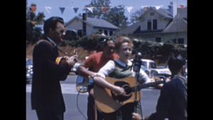 A young Dolly Parton sings at one of her first venues, a gas station