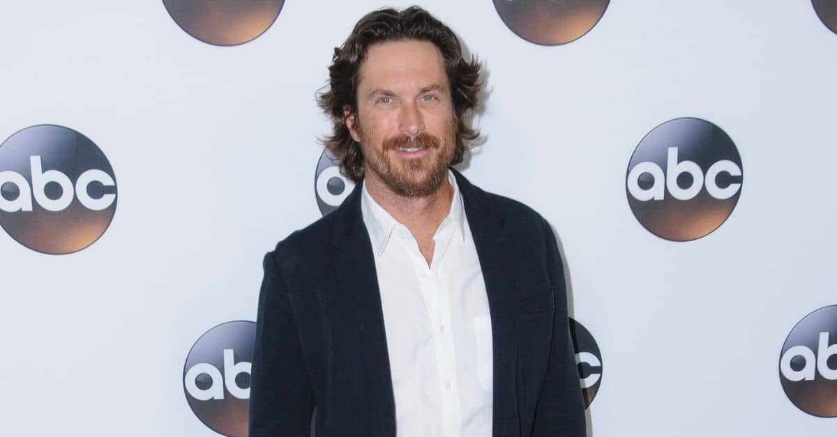 Oliver Hudson Has Officially Moved Back In With His Parents—Here’s Why