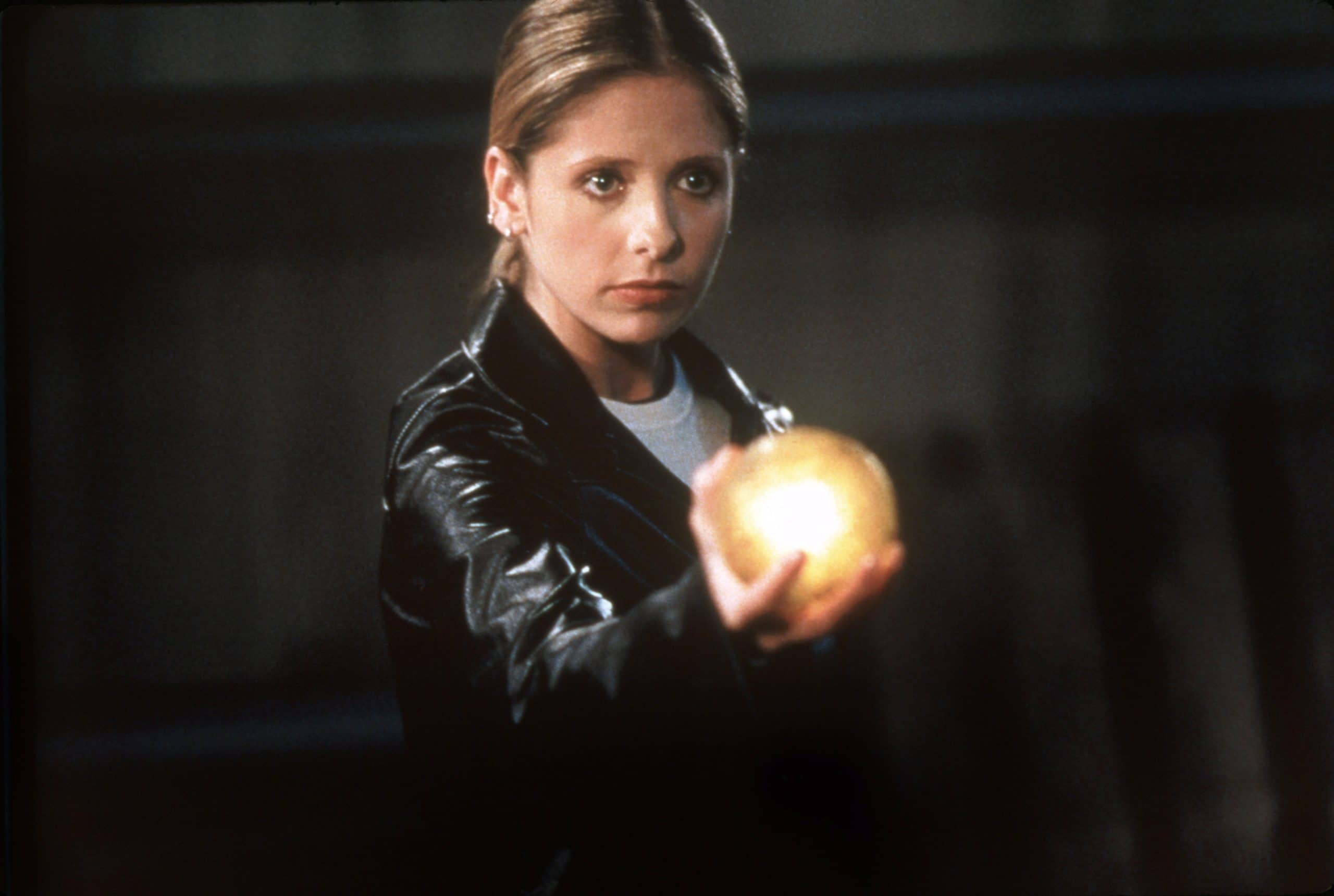 BUFFY THE VAMPIRE SLAYER, Sarah Michelle Gellar (holding 'The Dragon Sphere'), 'The Gift'